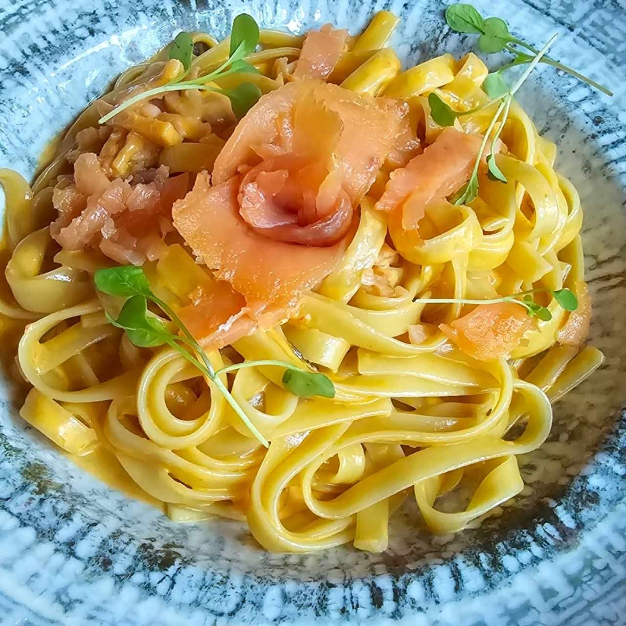 Fettucine alla Crema Rosa di Salmone e Vodka