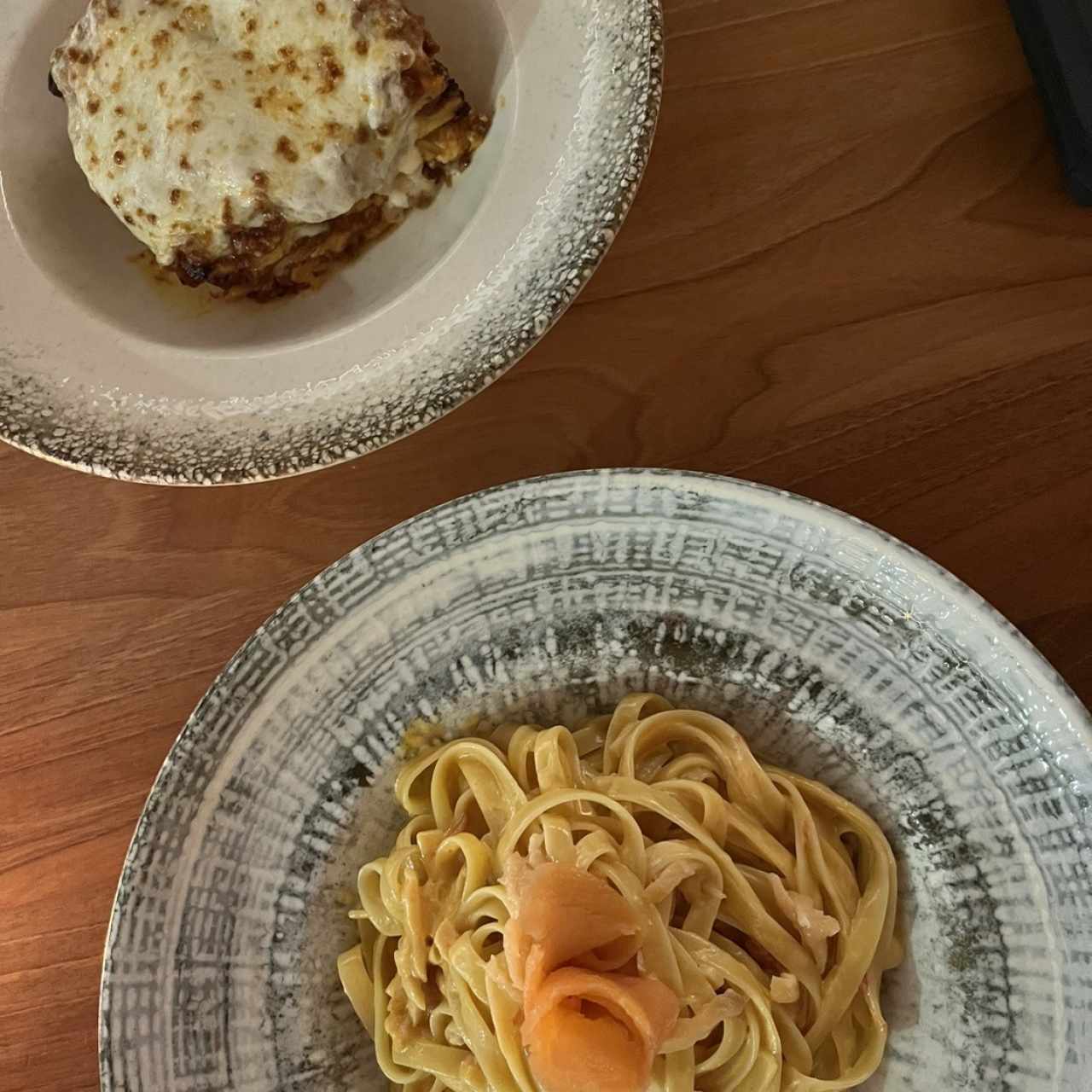 Lasagna al Ragú y fettuccini alla crema rosa di salmone