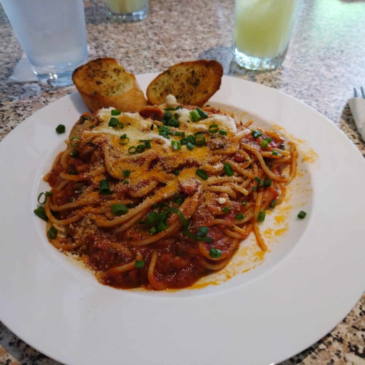 Spaghetti con pollo en salsa roja. 
