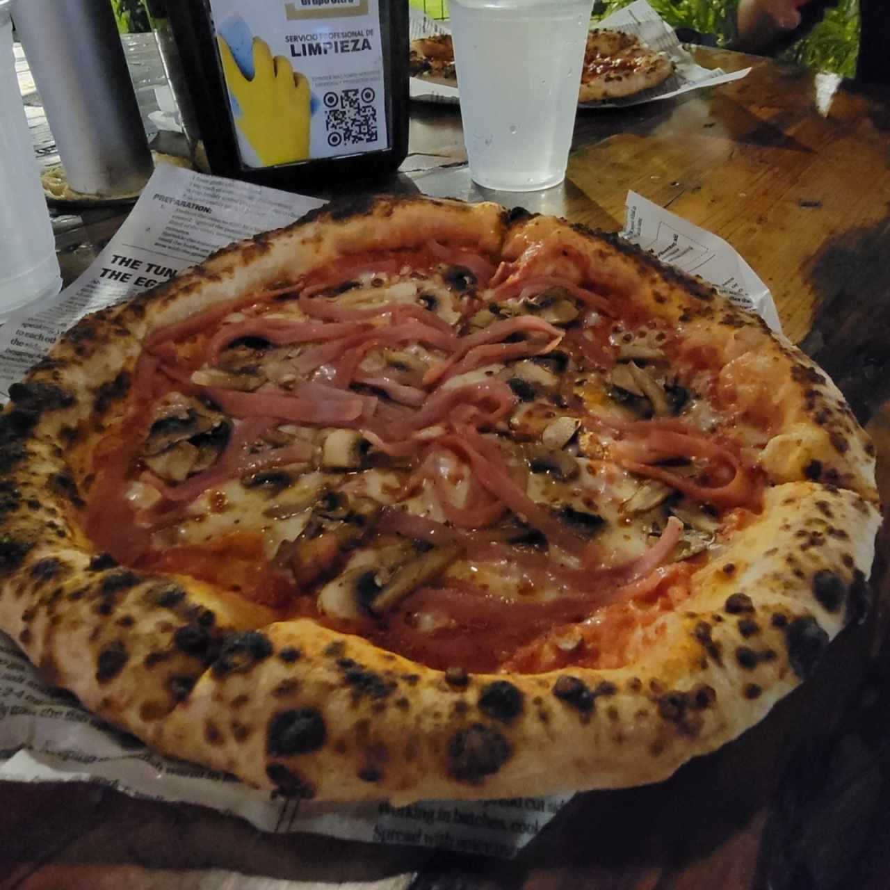 pizza de jamón con hongos