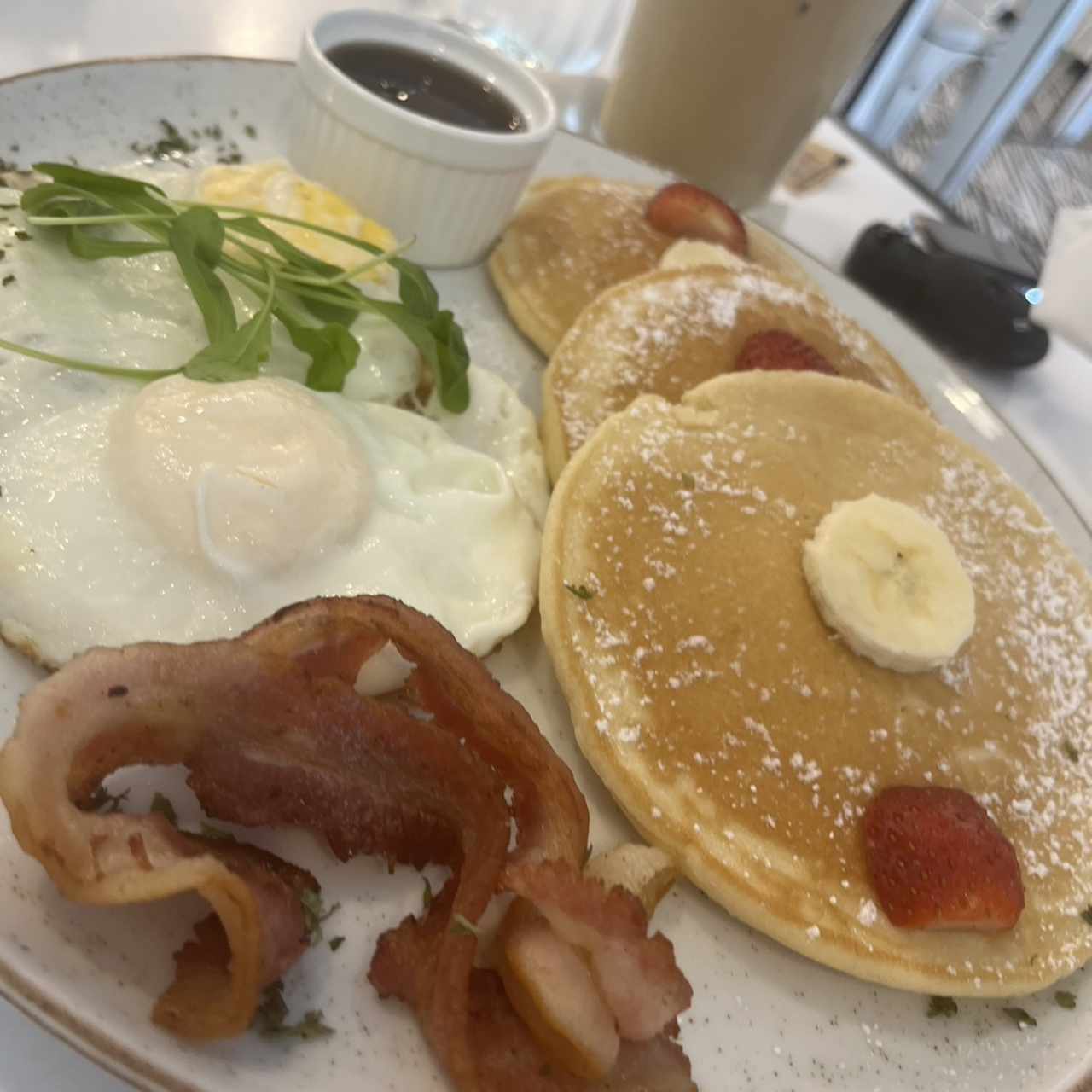 Pancakes + huevos + bacon