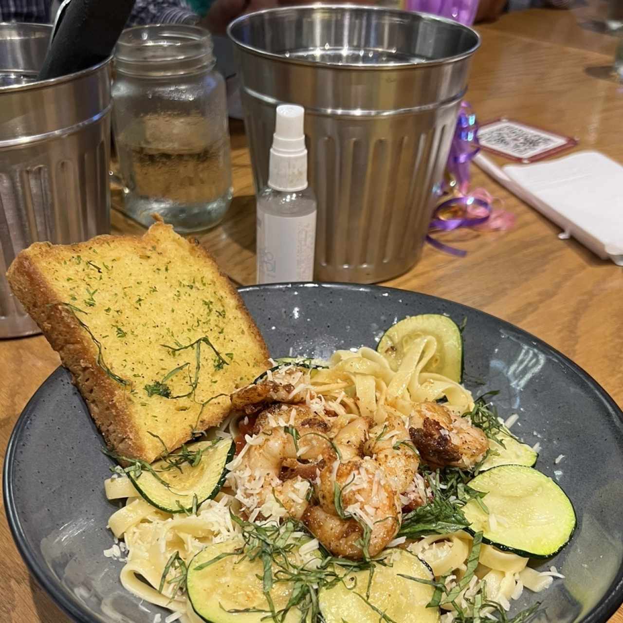 Fettuccine con Camarones Blackened