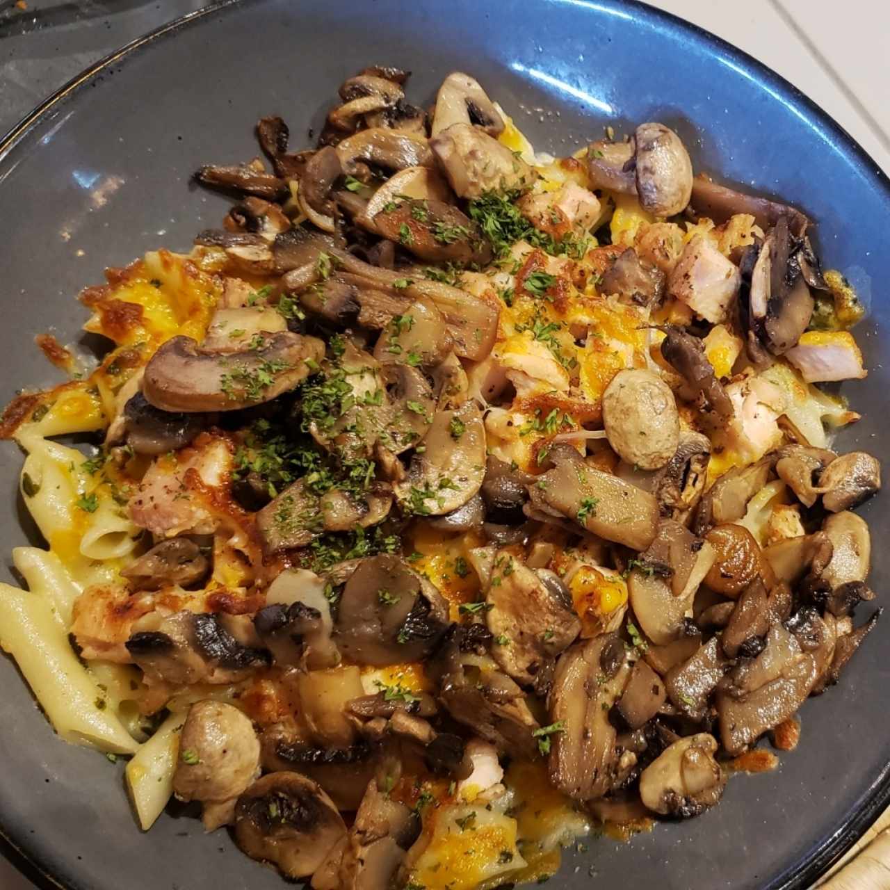 Chicken mozzarella and spinach bowl con hongos 
