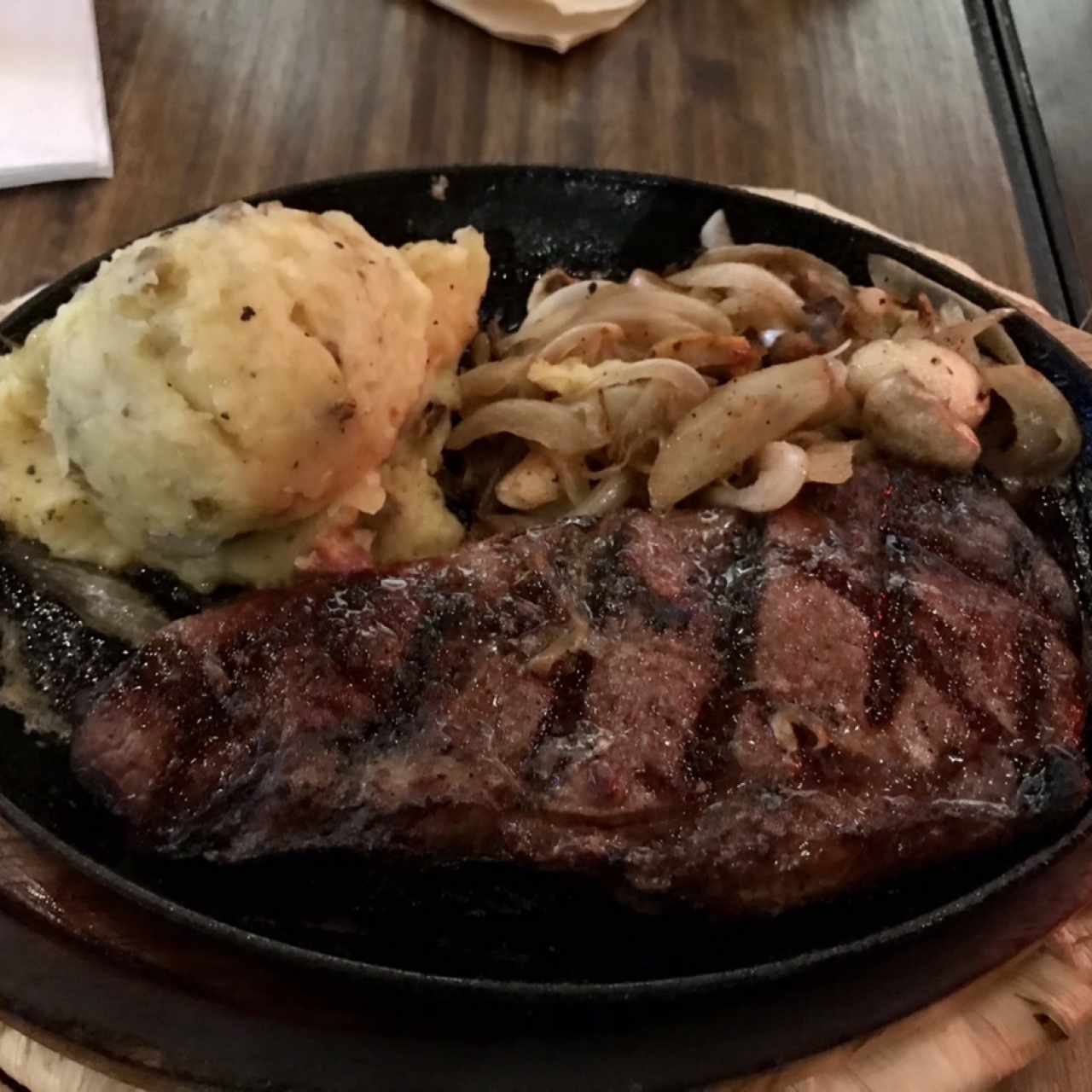 Sirloin a la Parrilla con Cebolla Caramelizada