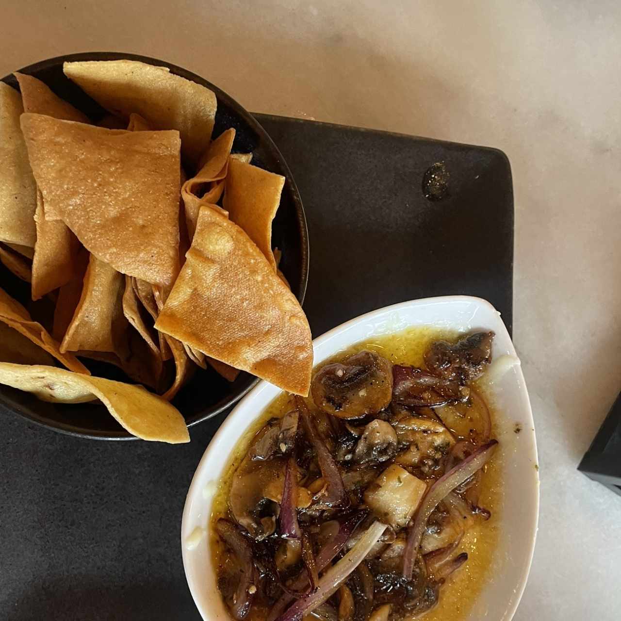 Queso fundido con champiñónes