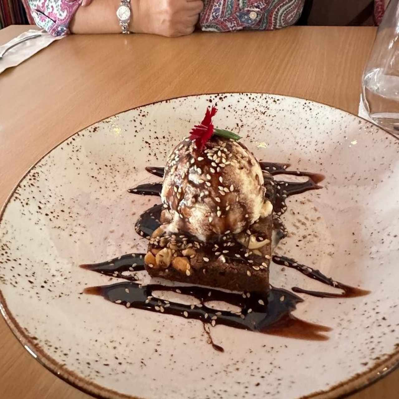 CHOKORETO (Brownie artesanal con helado de ajonjolí y flores comestibles)