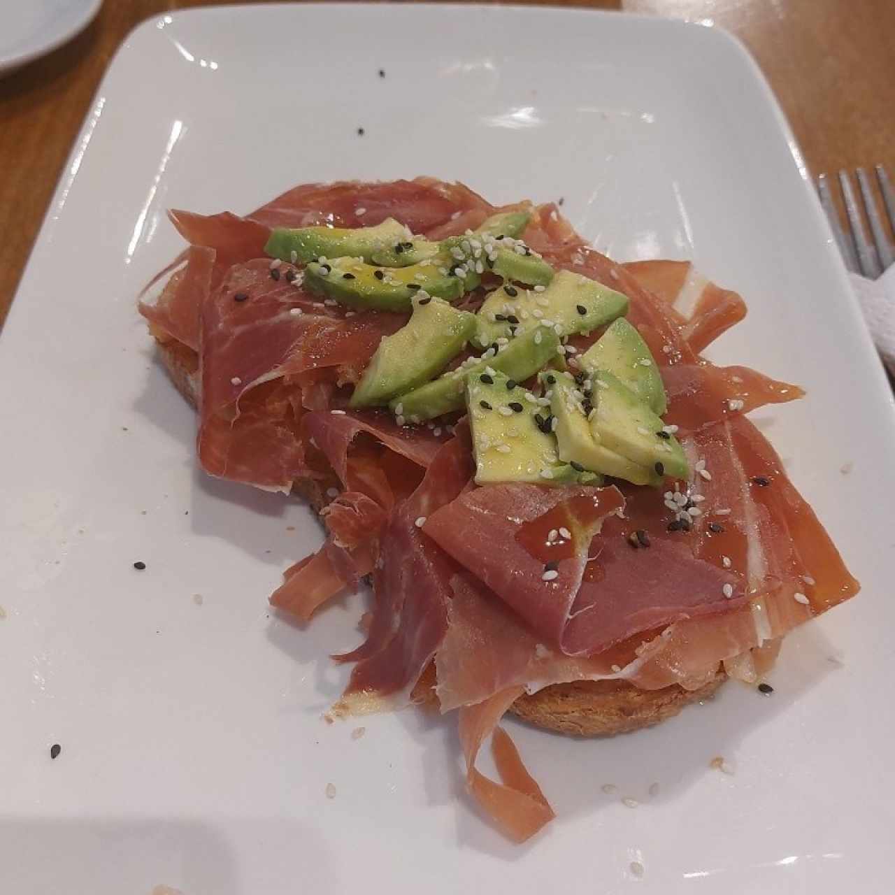 Tostada Especial de Serrano con Aguacate