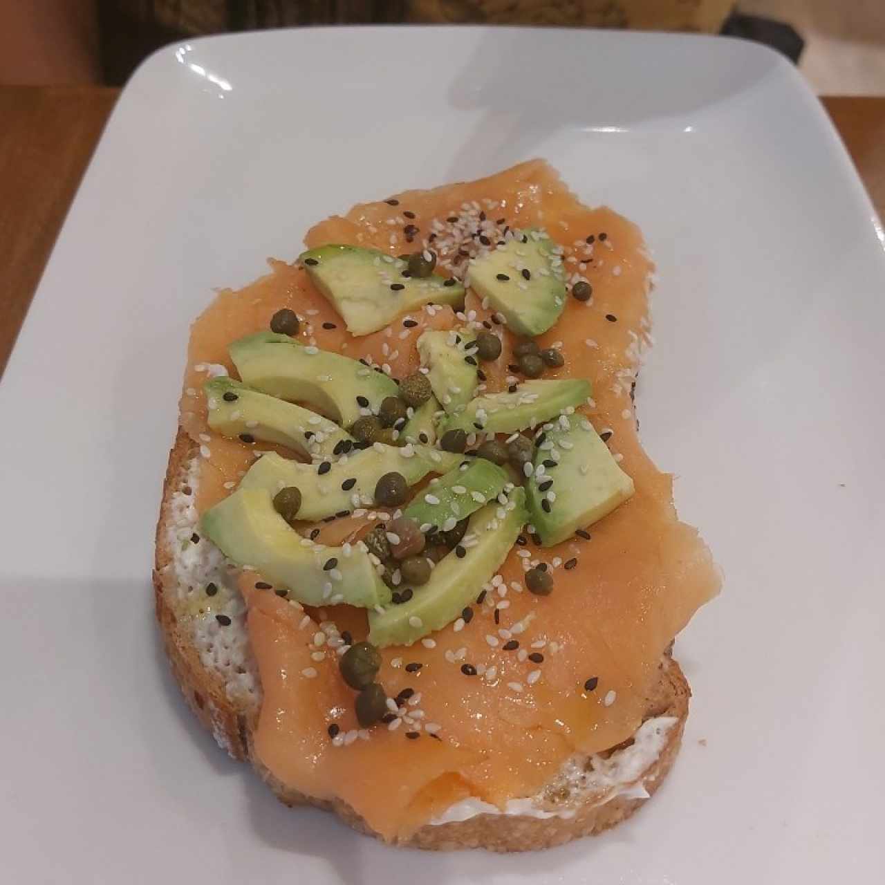 Tostada de Aguacate Con Queso Crema