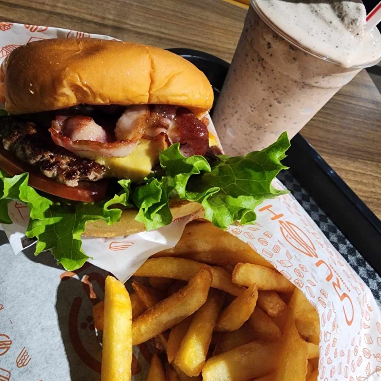 smokey bacon con milkshake de oreo