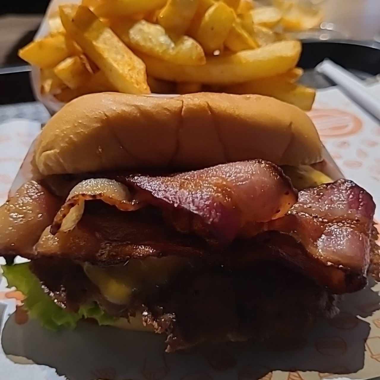 Smokey bacon burger + papas + soda