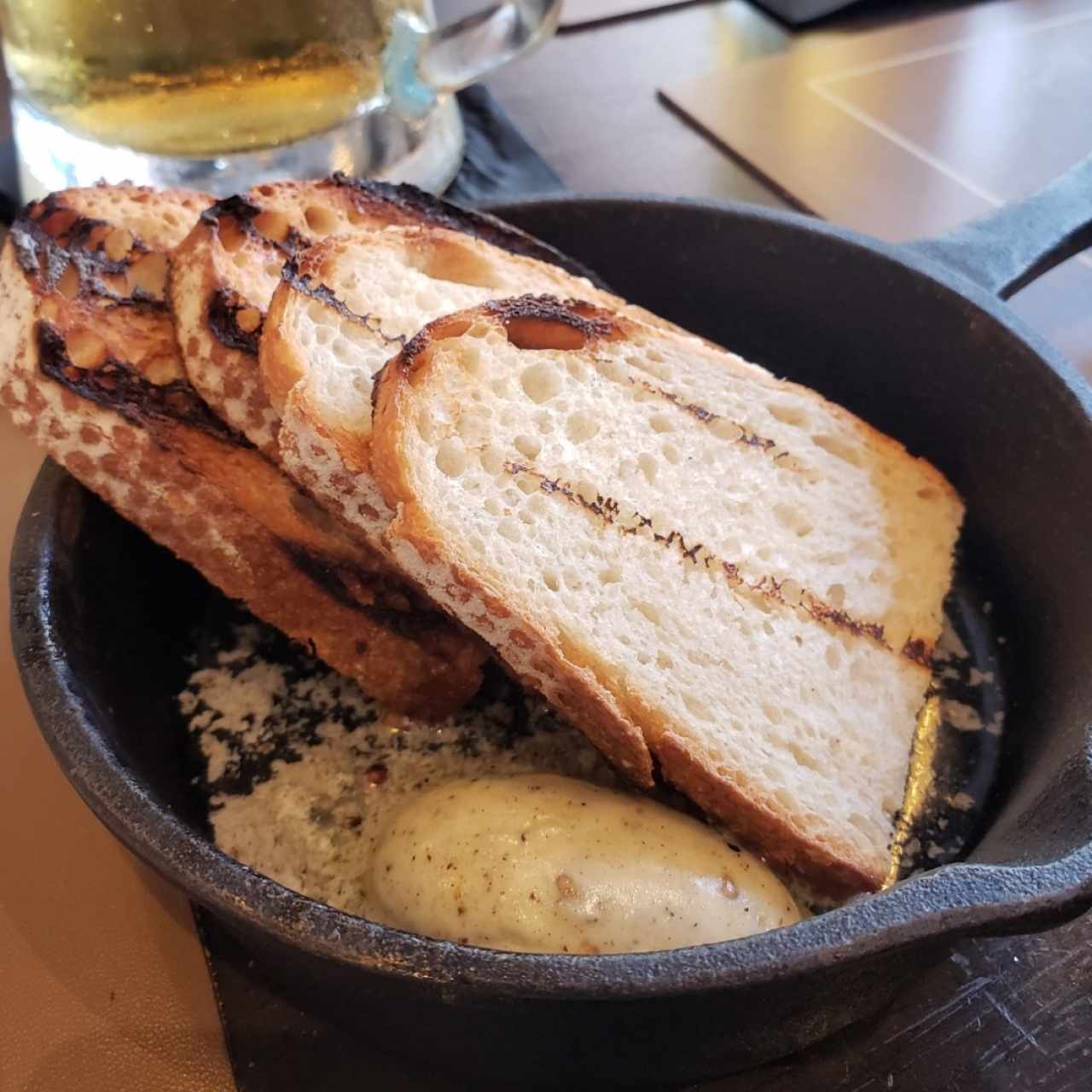 Pan de masa madre con mantequilla de pimienta