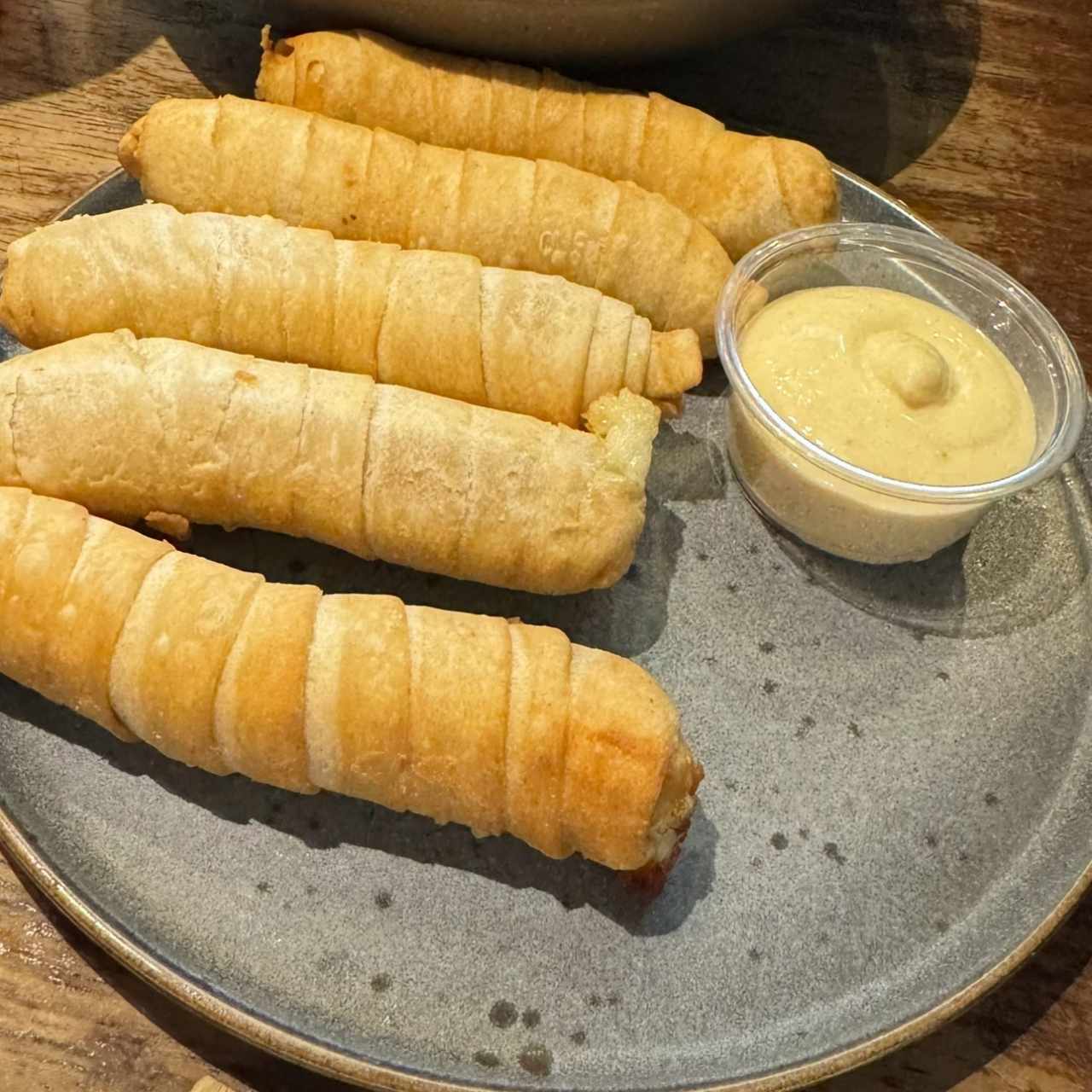 Tequeños con salsa de la casa