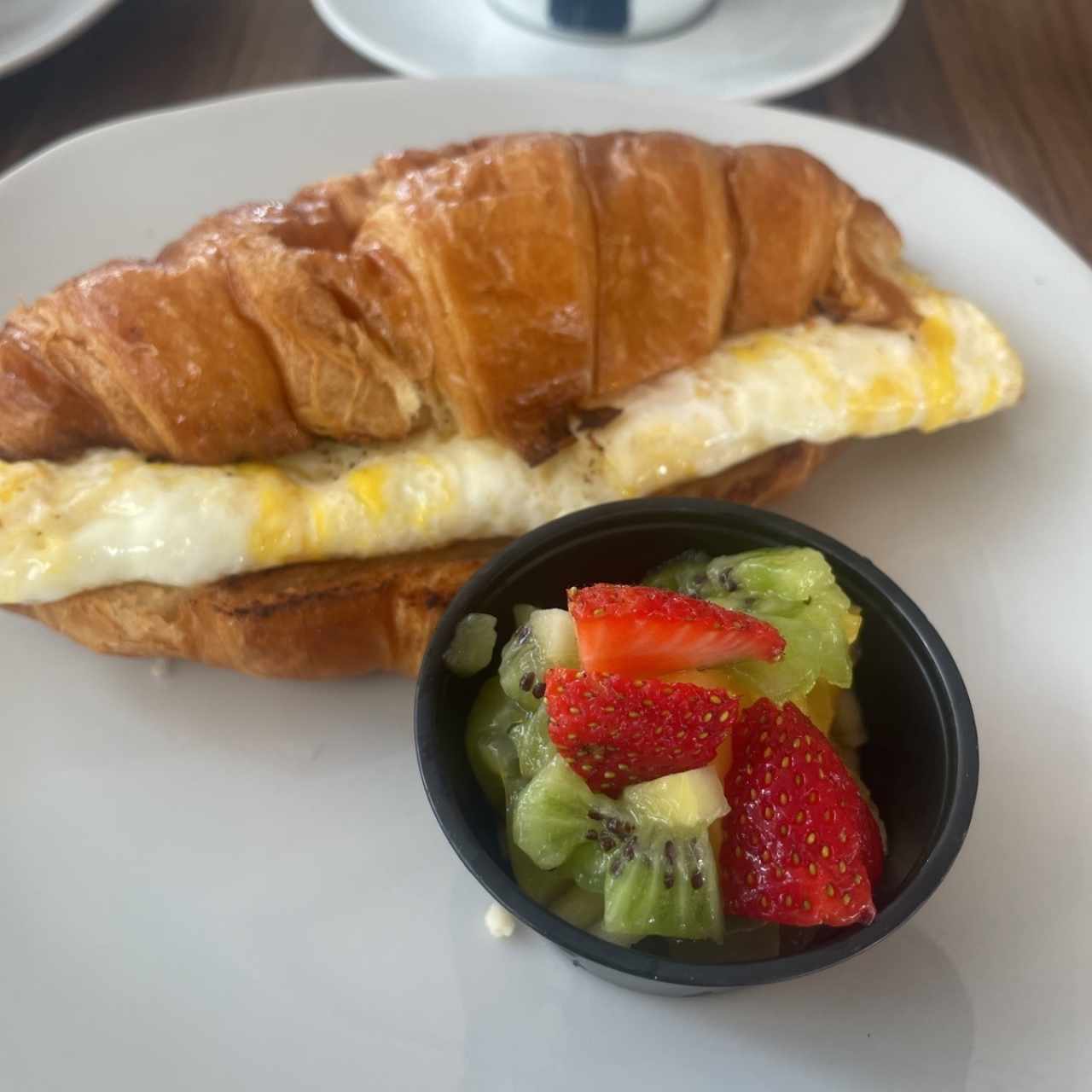 CROISSANT, CAFÉ Y FRUTAS