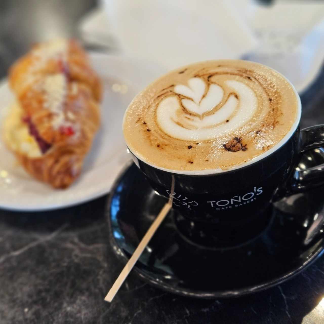 Mocaccino y croissant de fresa con crema 