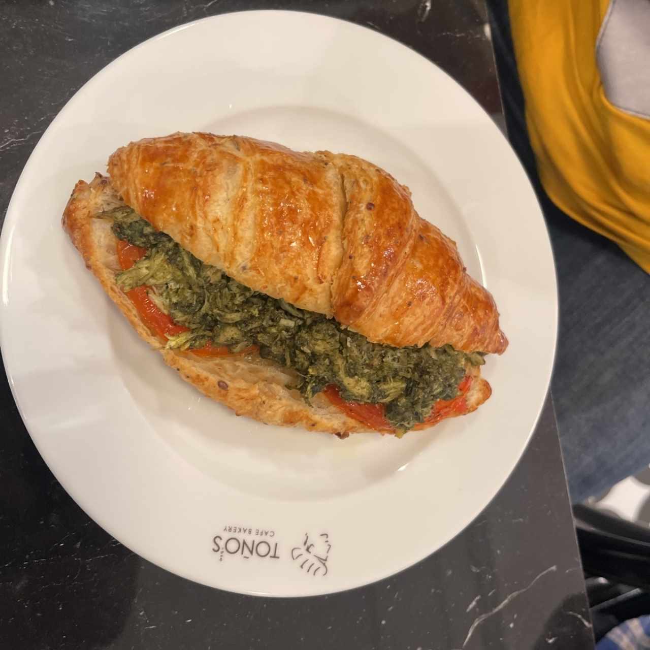 Croissant de pesto de pollo