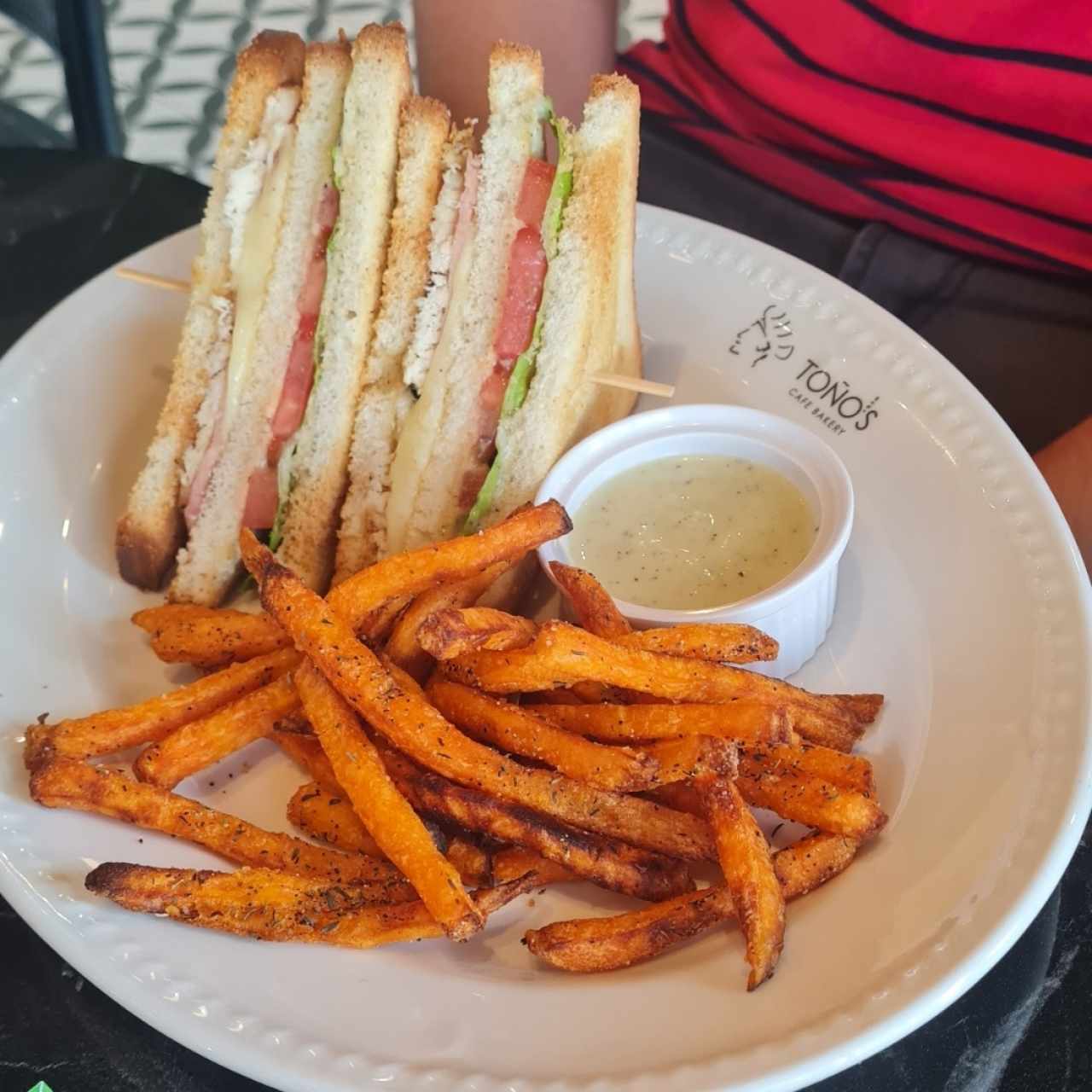 club sándwich y camote frito