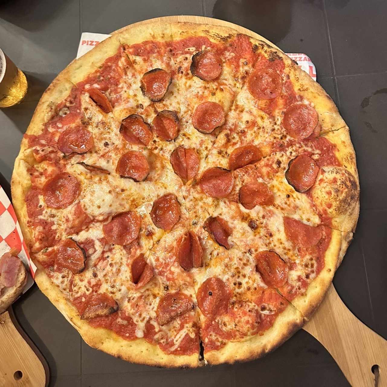 Pizza familiar de pepperonni, la favorita de mi hija.  Excelente tamaño vs precio y lo mejor es que estaba deliciosa.