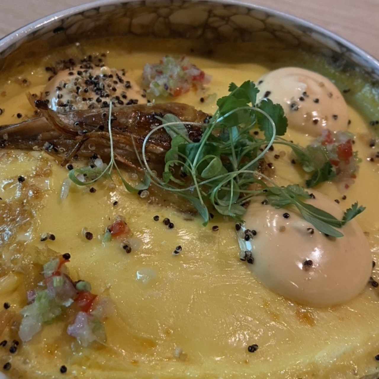 Caufa de mariscos (arroz con torta de huevo)