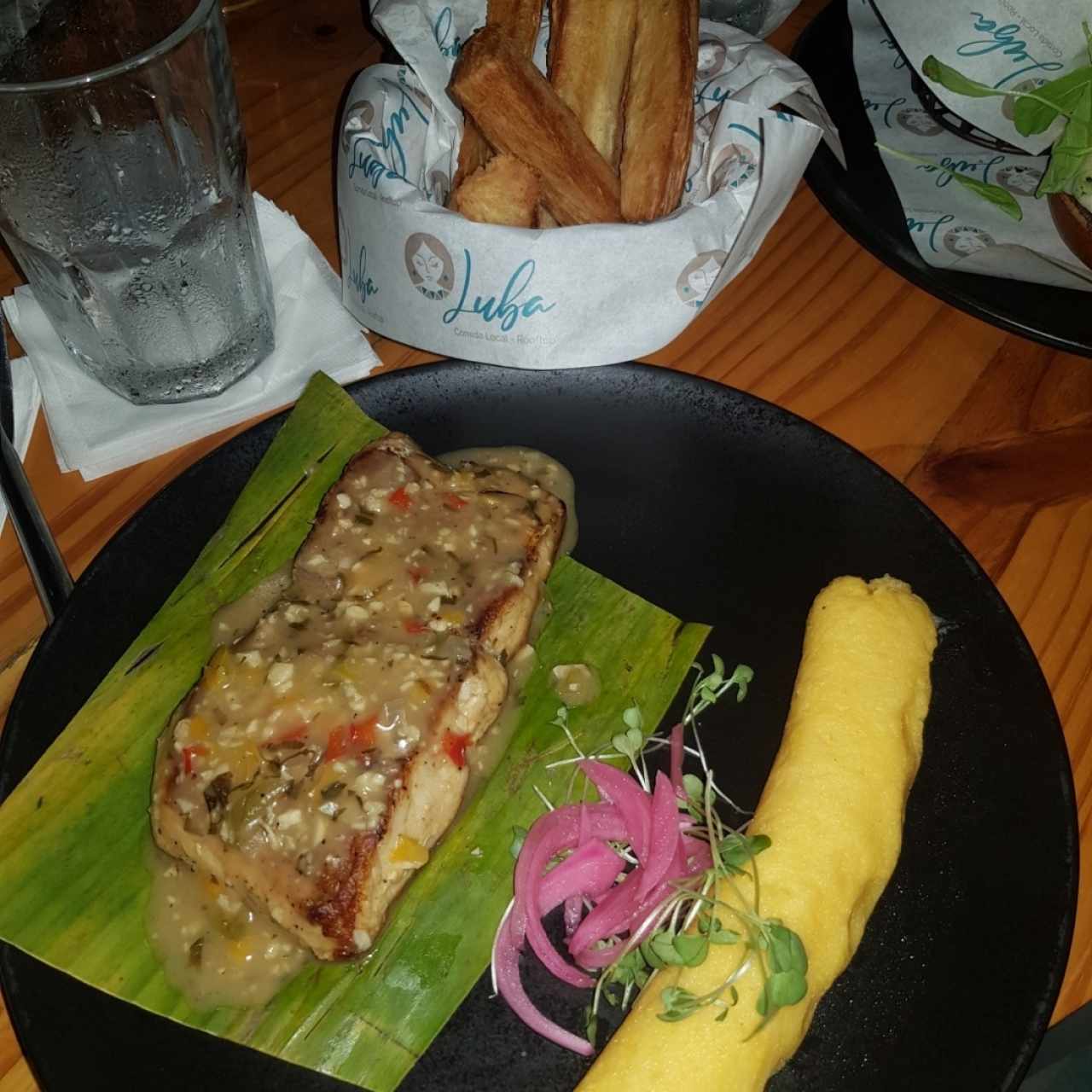 Filete de corvina con bollo y yuca