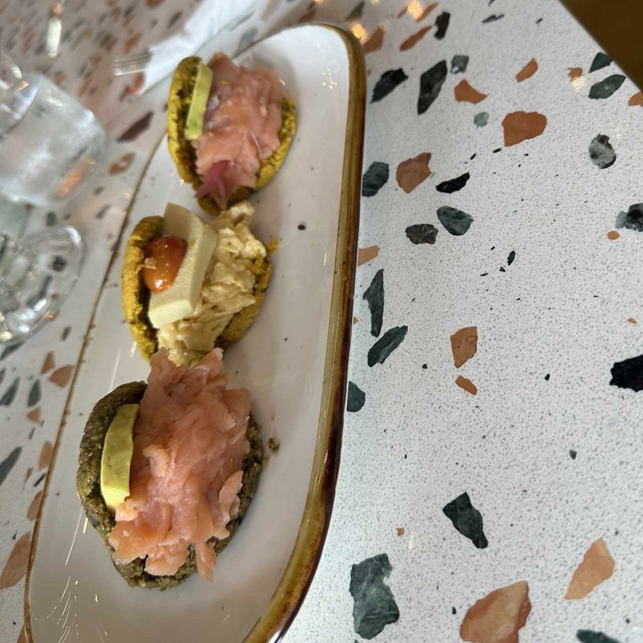 mini arepas salmon y huevo con queso vegano