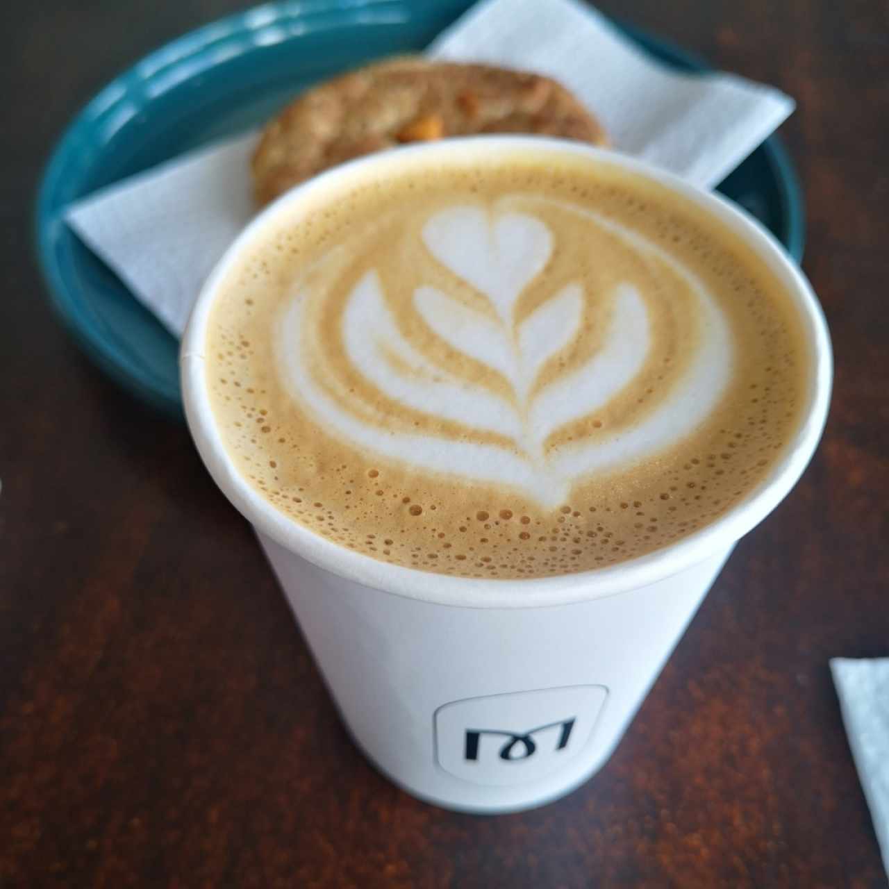 Cappuccino (8 oz) leche entera y galleta de horchata 