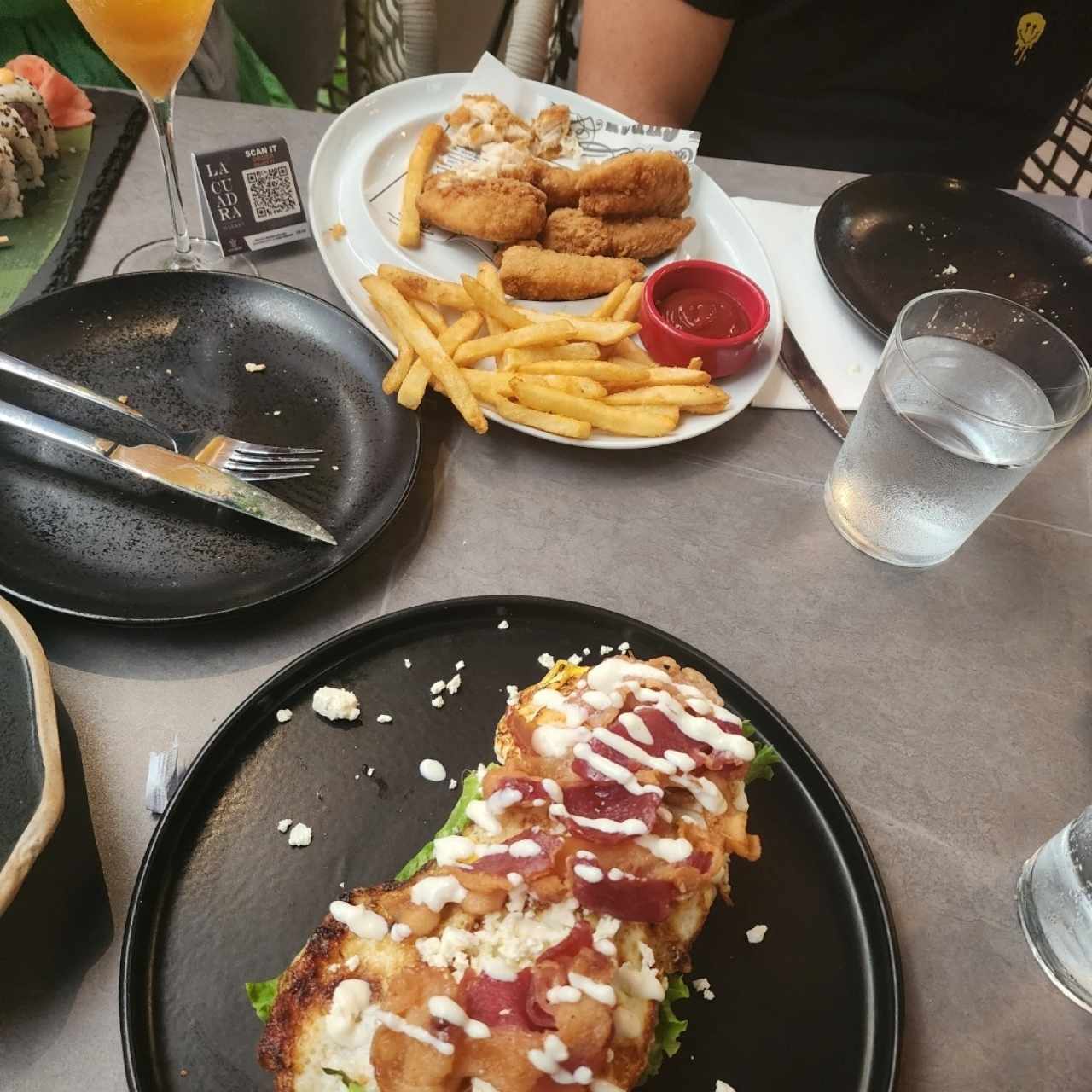 Tostadas Aguacate y Nuggets 