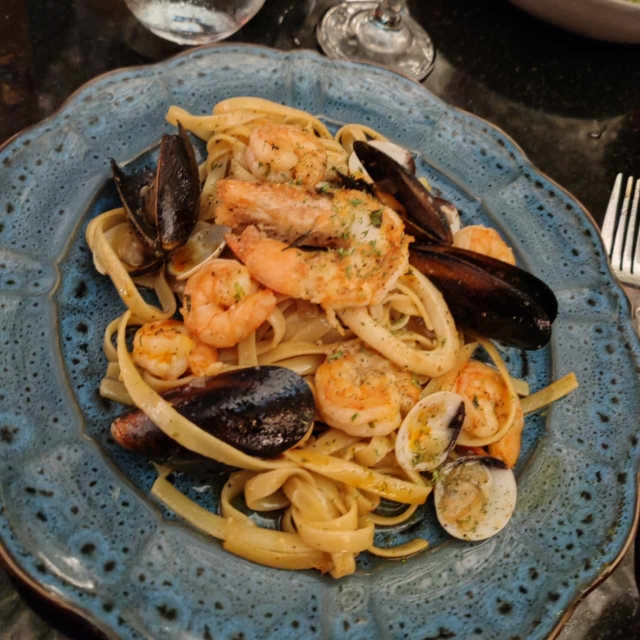 Fetuccini Frutti di mare al Oleo