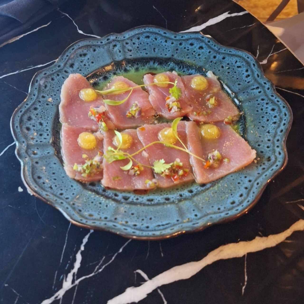 Tiradito Curado en Citricos,Especias y aromaticos con leche de tigre de coco