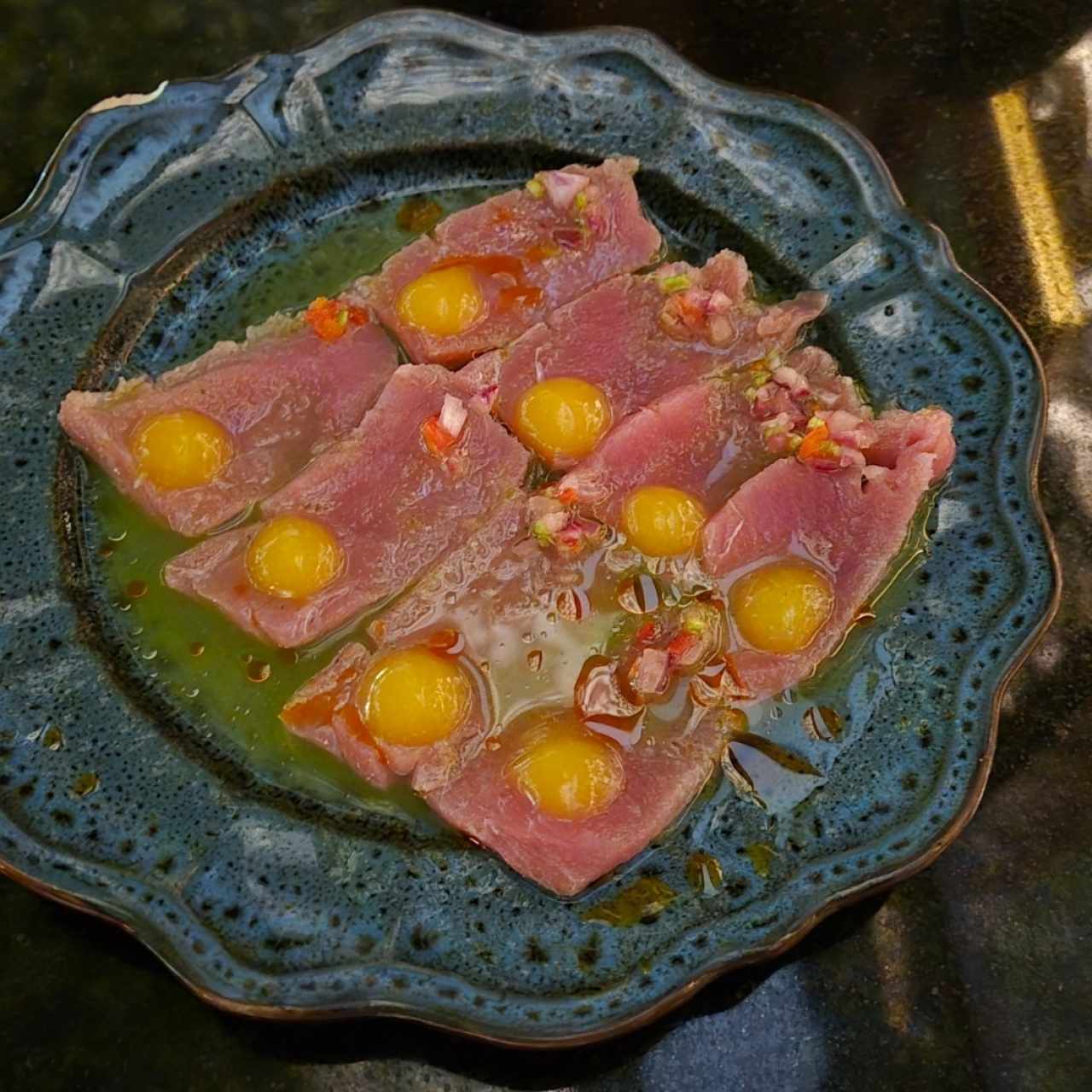 Tartar de Atún y Aguacate con Aceite de Cebollina Stand By Salmón