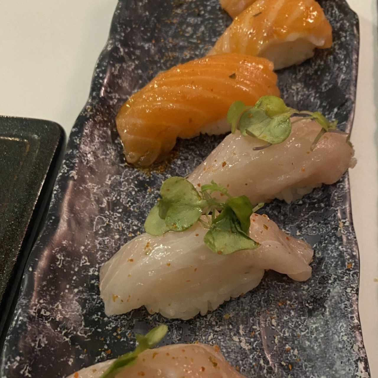 Nigiri de salmon y de pescado blanco