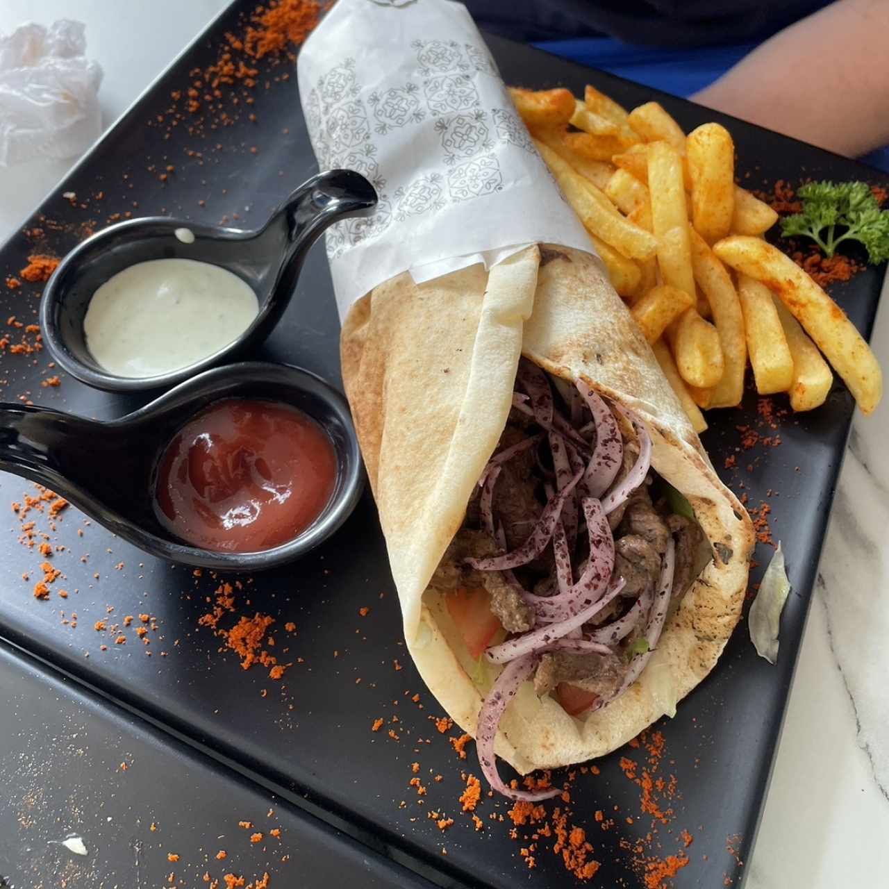 Shawarma de carne con papas