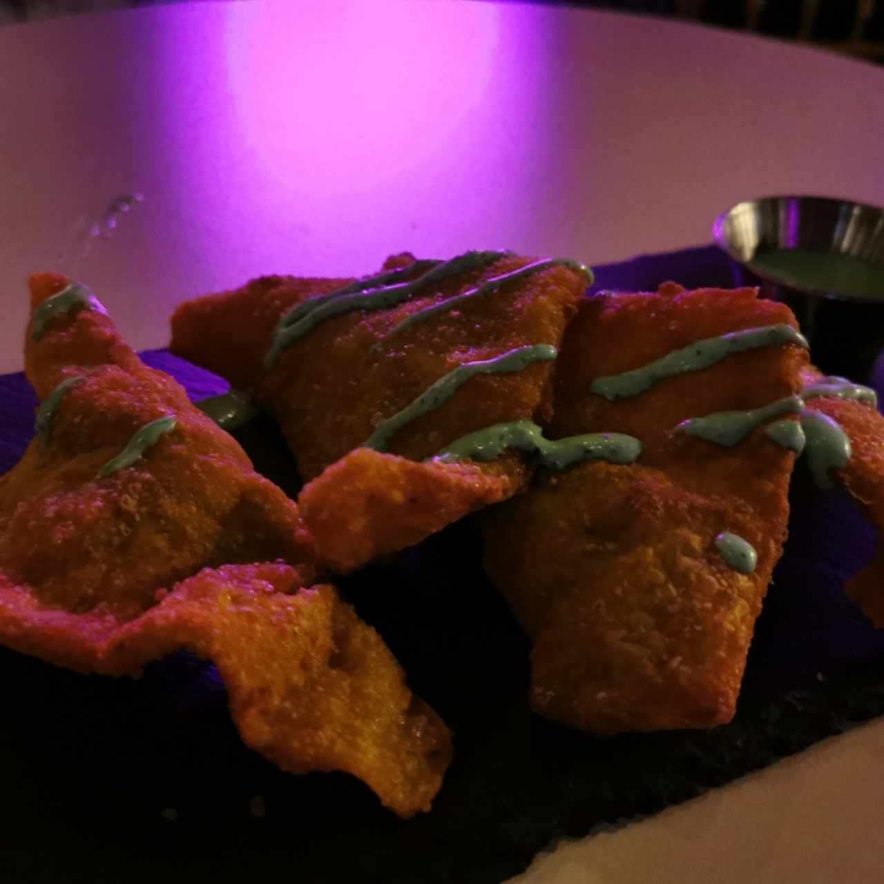 Empanadas de wanton rellena de pescado al escabeche