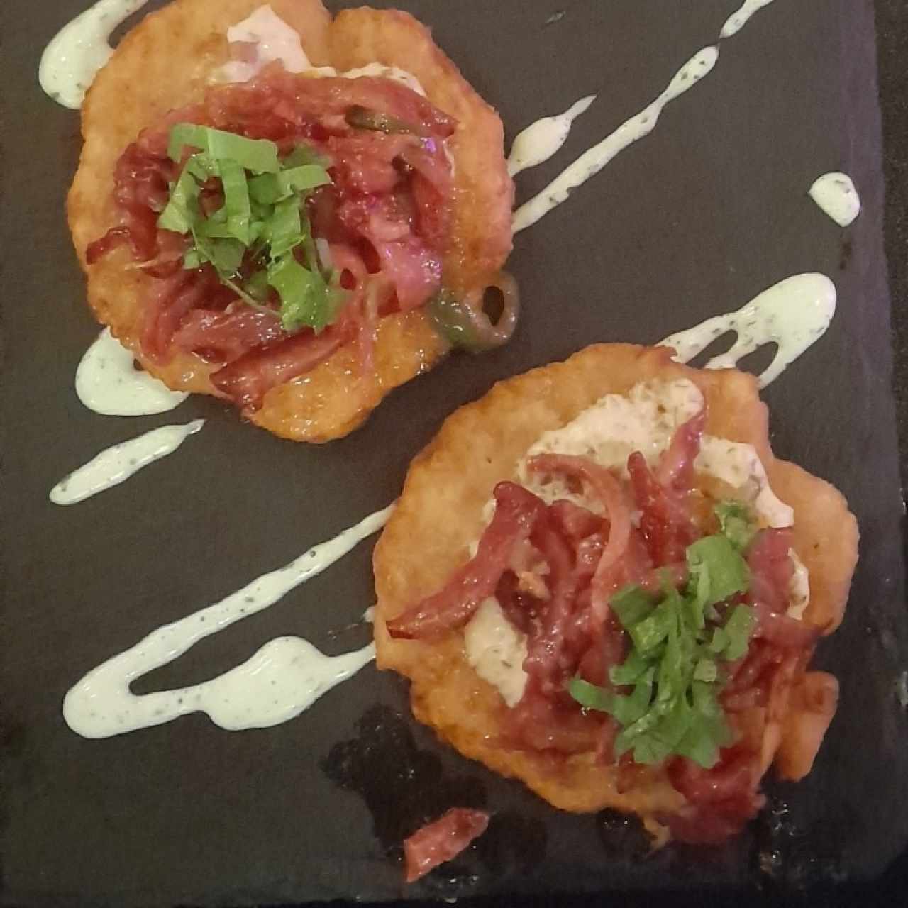 torrijas con ropa vieja de tasajo