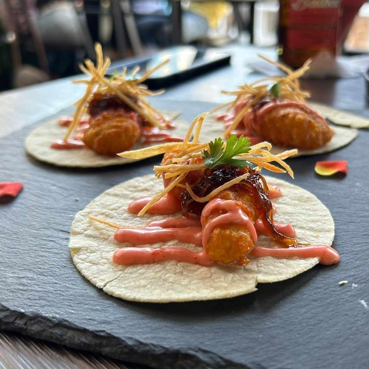 Tacos de pescado con picante de ciruela traqueadora