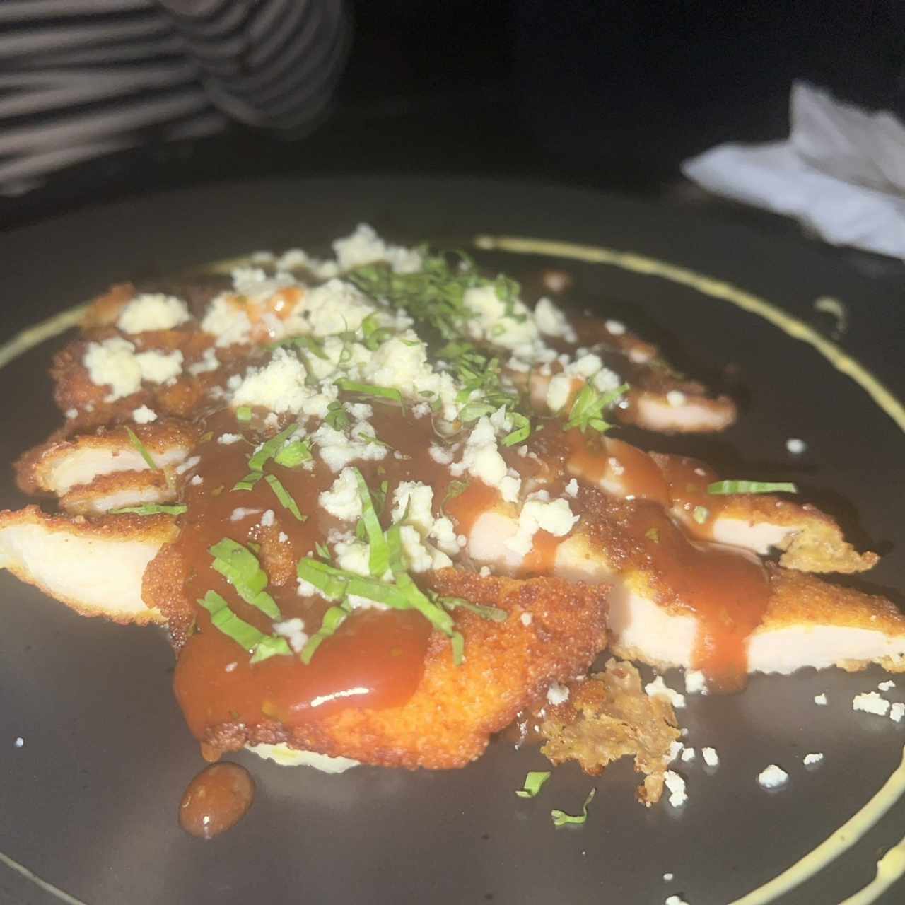 Milanesa de Pollo en jalea de Guayaba sobre cama de puré de yuca al Mojo