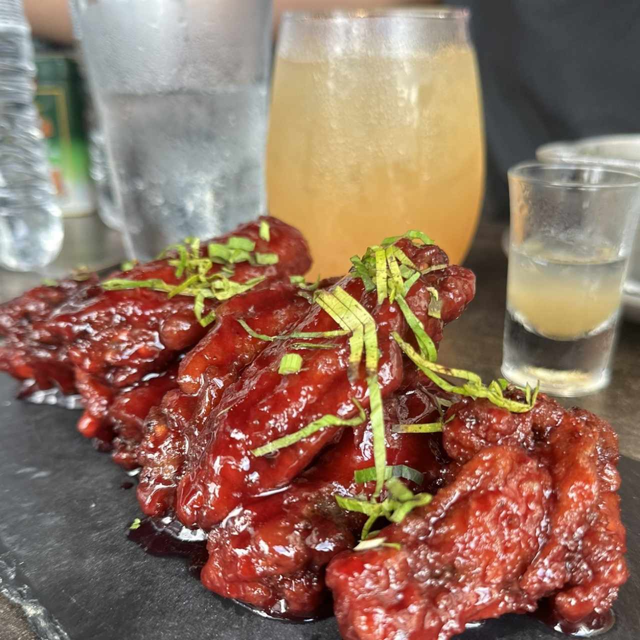 Alitas Bañadas en jalea de saril con ají chombo (8 und)