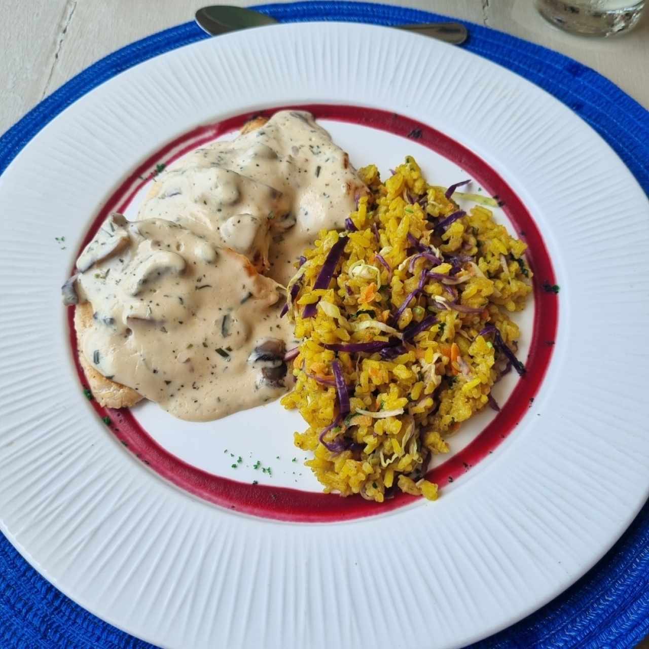 Pollo en Salsa de Hongos y arroz de colores