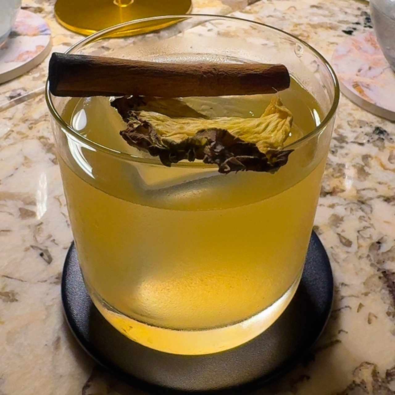 Bebida de cortesia a base de whisky e infusion de canela 