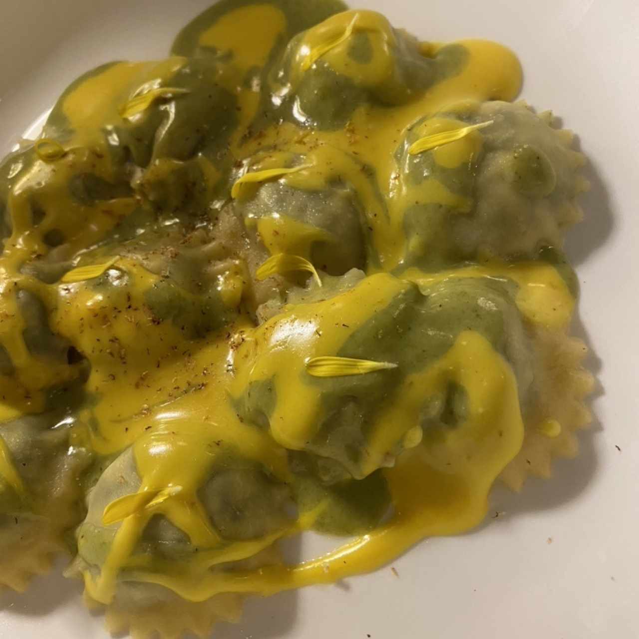 Ravioli de ricotta y espinacas con fondue con azafrán