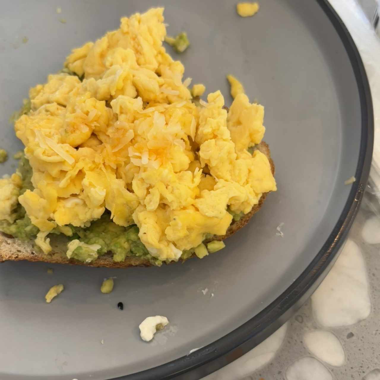 Tostadas con huevo Revuelto