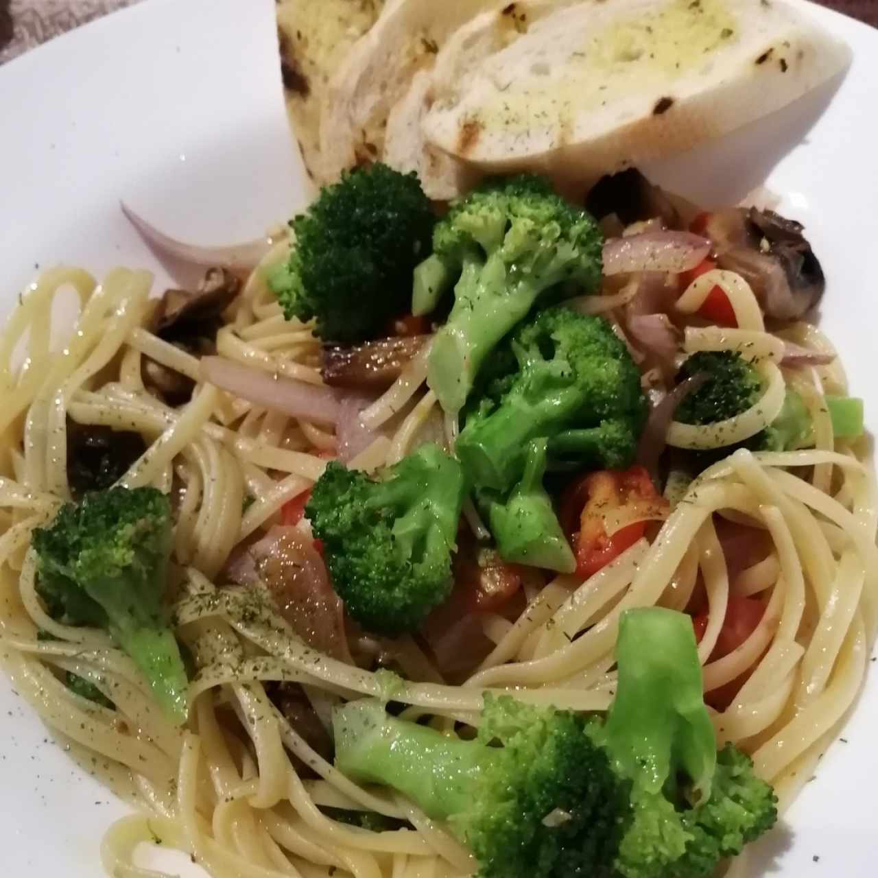 Pasta con vegetales salteados