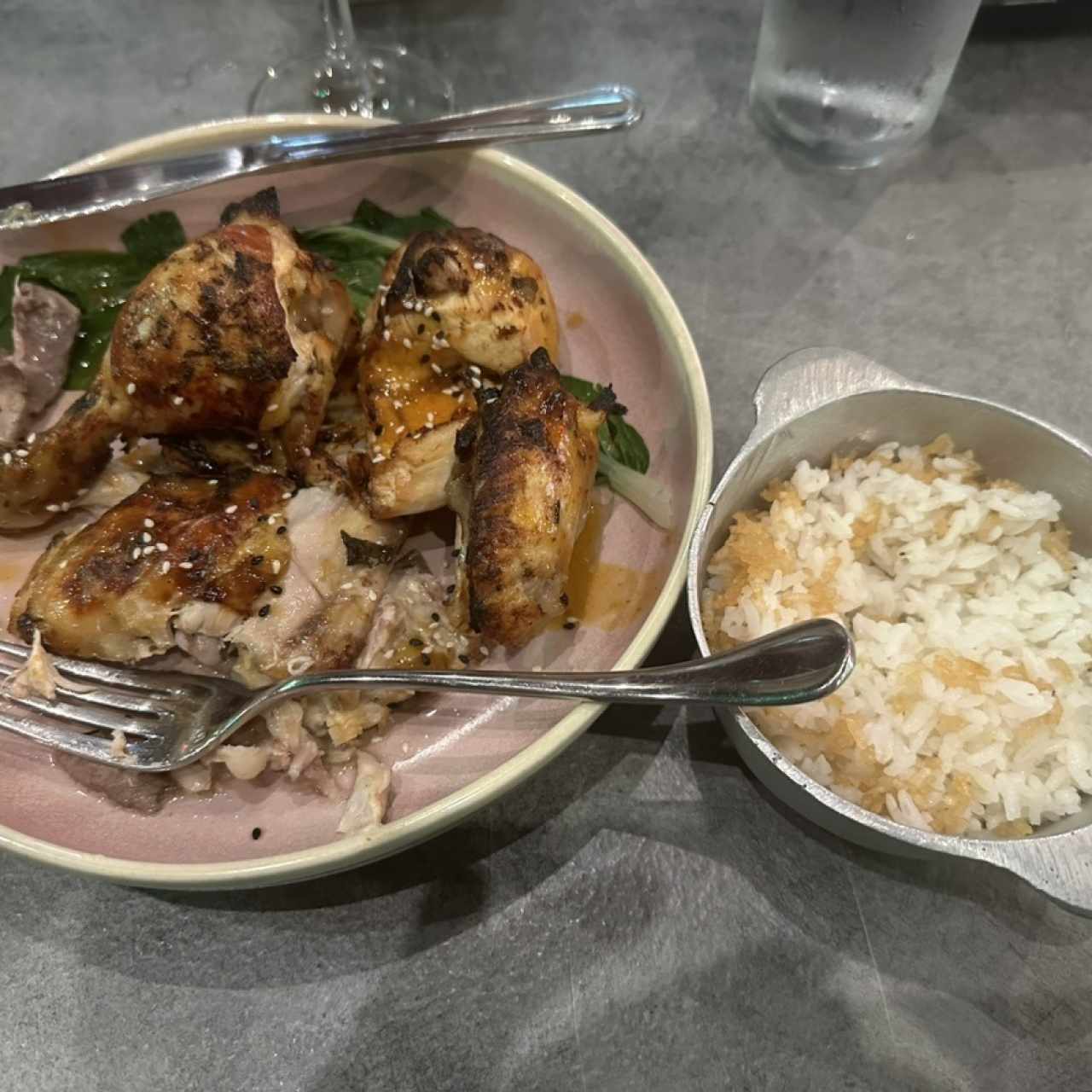 1/2 Pollo Rostizado con arroz con coco y concolon 