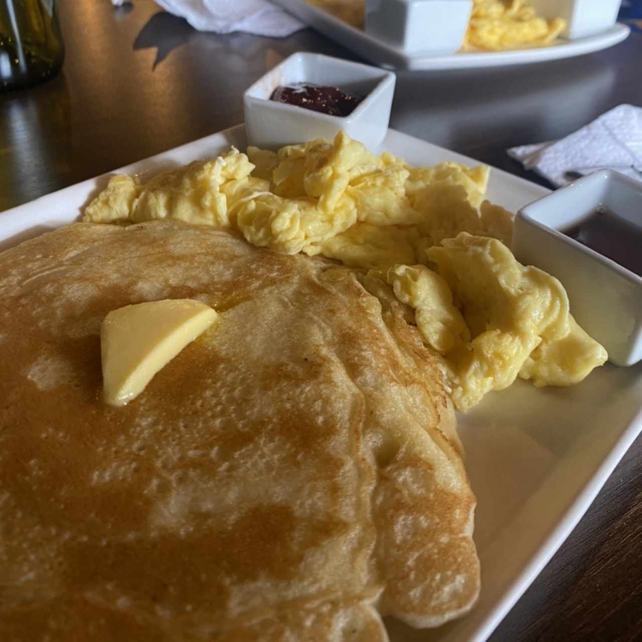 Pancakes con huevos revueltos y mermelada ❤️