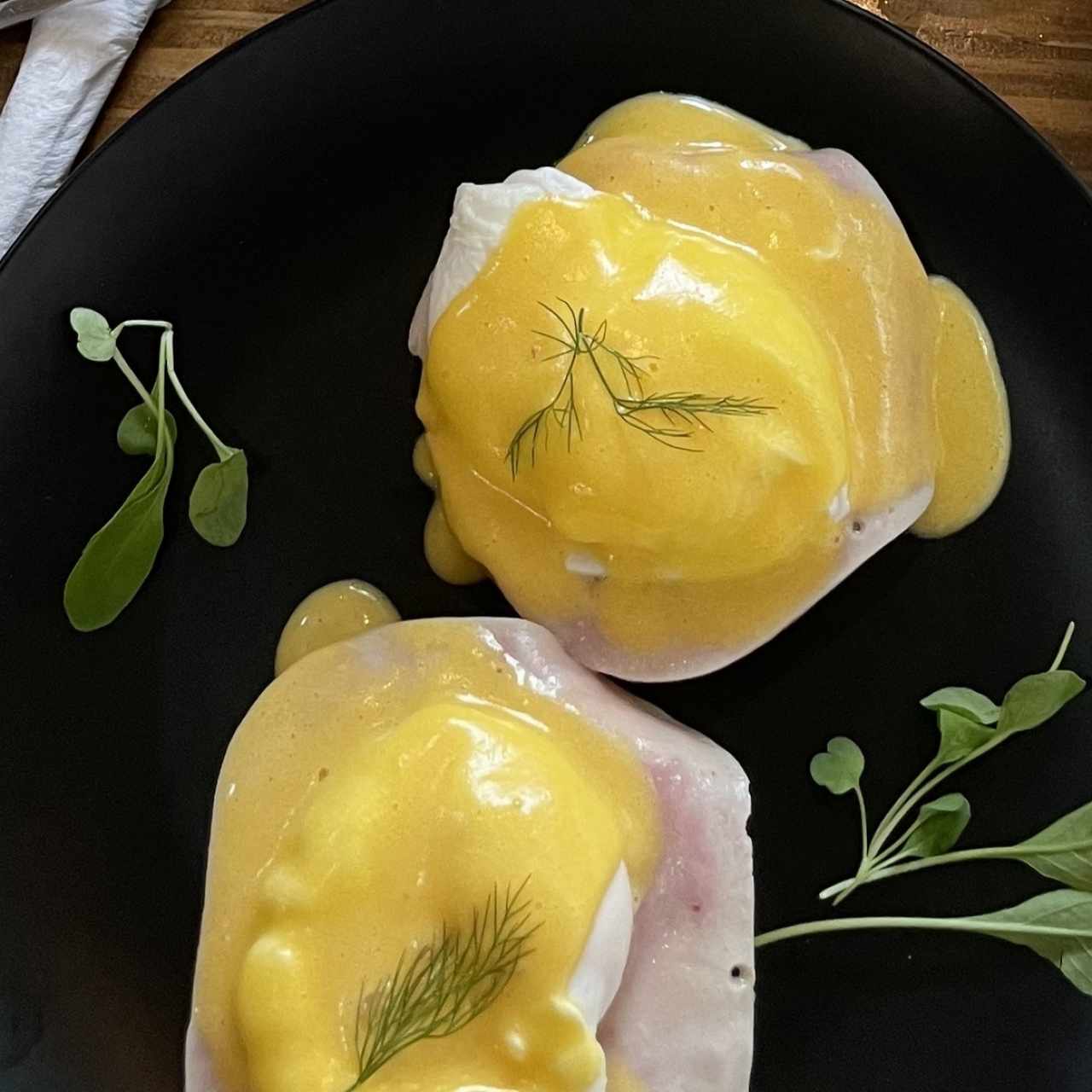 Huevos benedictos con jamon