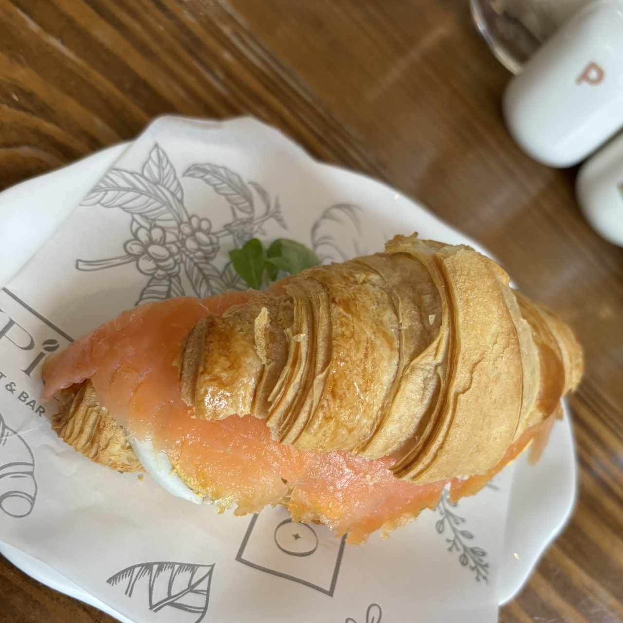 Croissant - Salmon,Queso crema,huevos, arugula