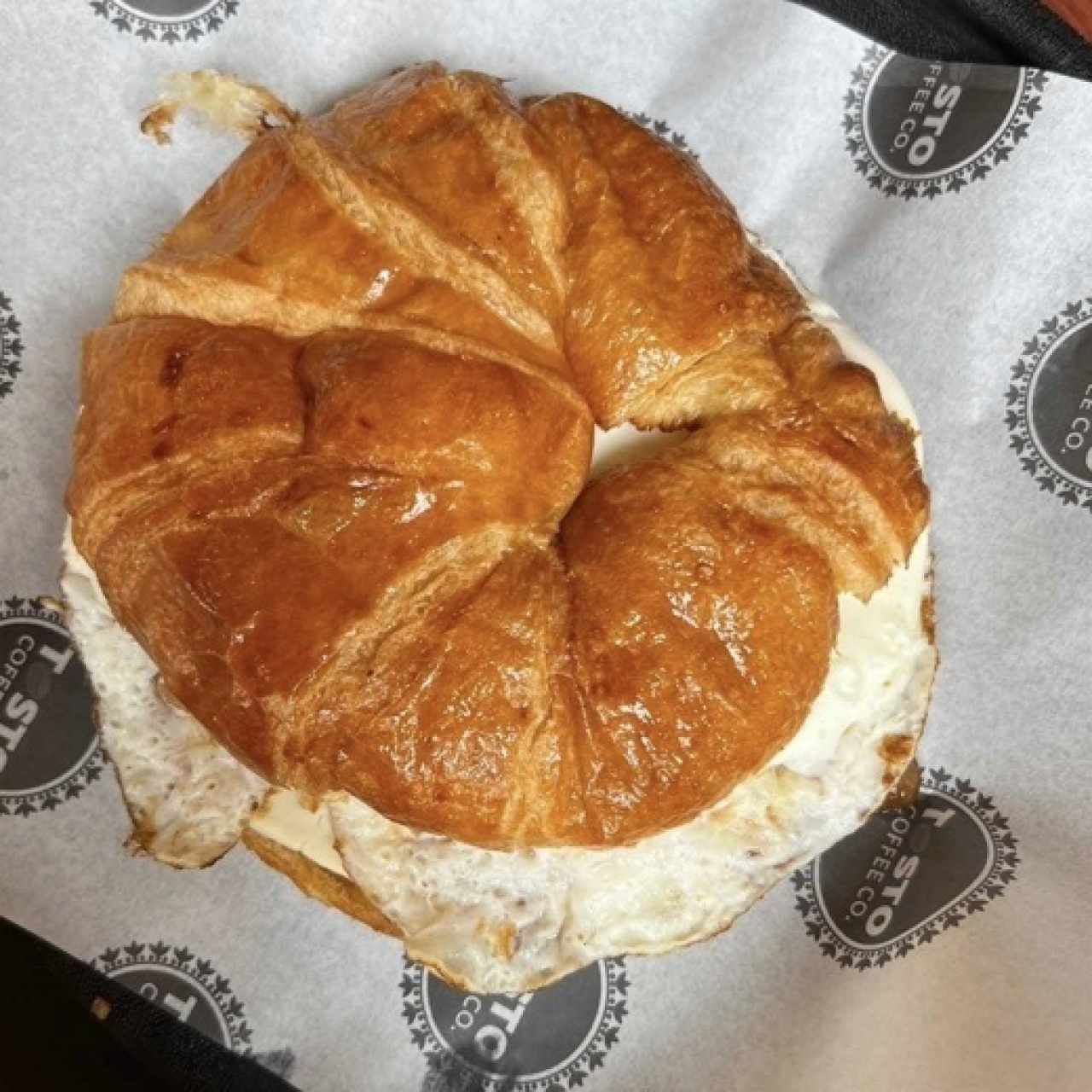 Croissant de huevo con jamón