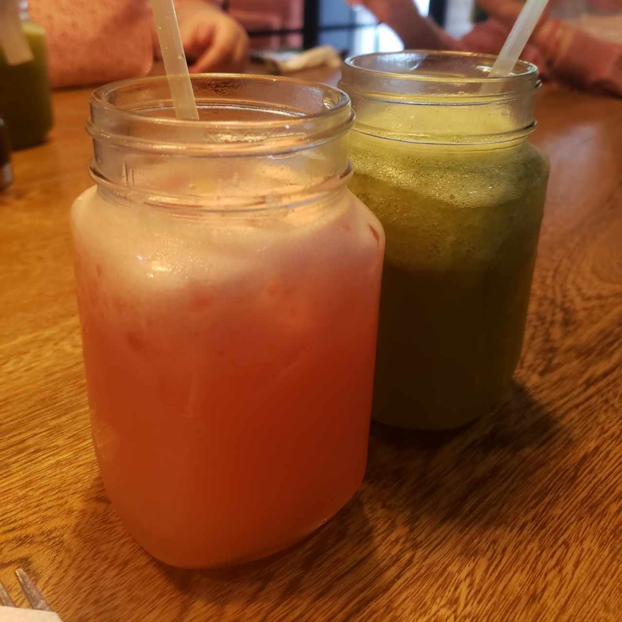 Pink lemonade y limonada con hierba buena