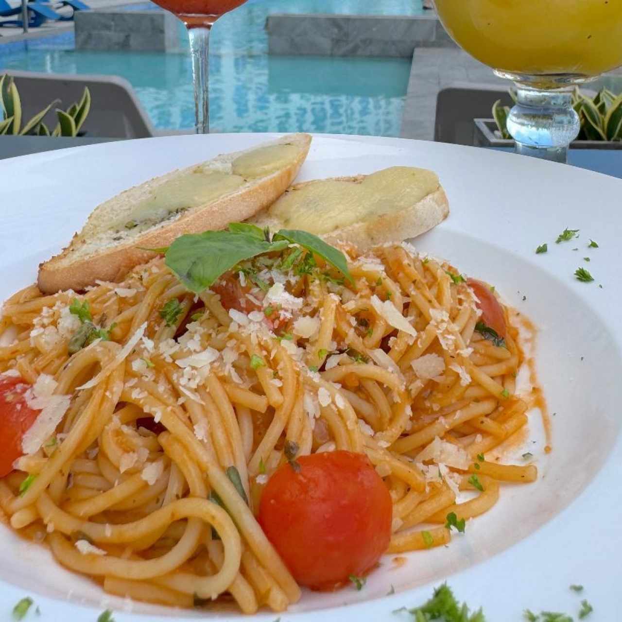 Spaghetti al Pomodoro y Albahaca