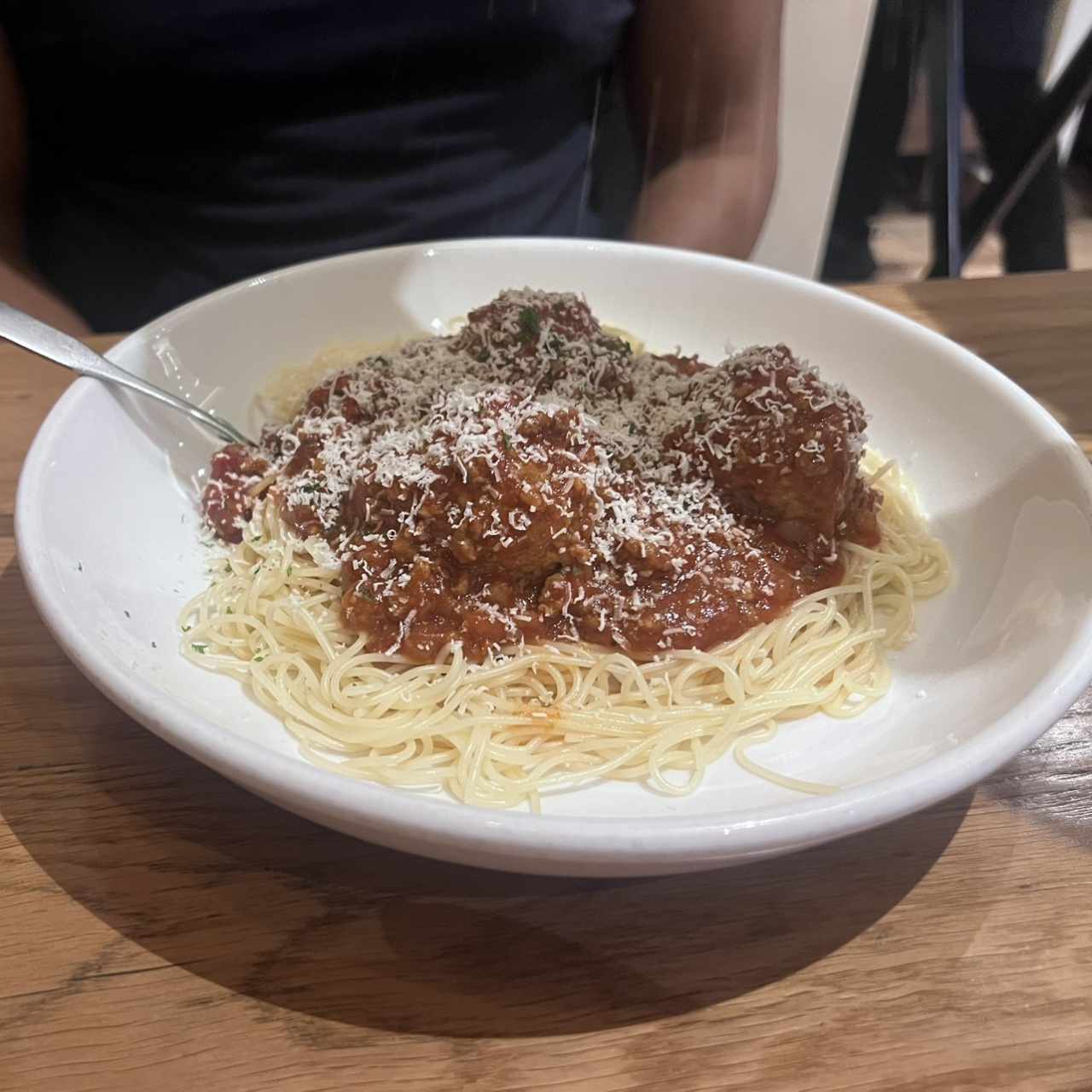 Capellini en Salsa Boloñesa con Albondigas