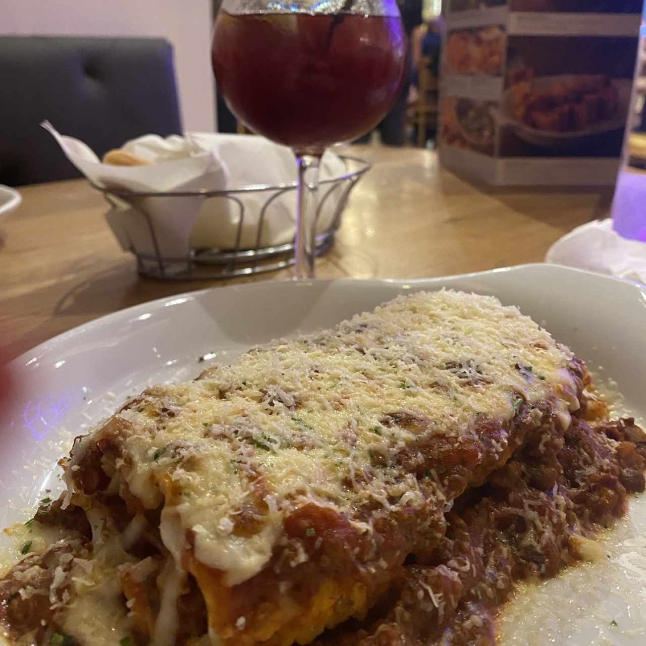 Lasagna de carne y sangría